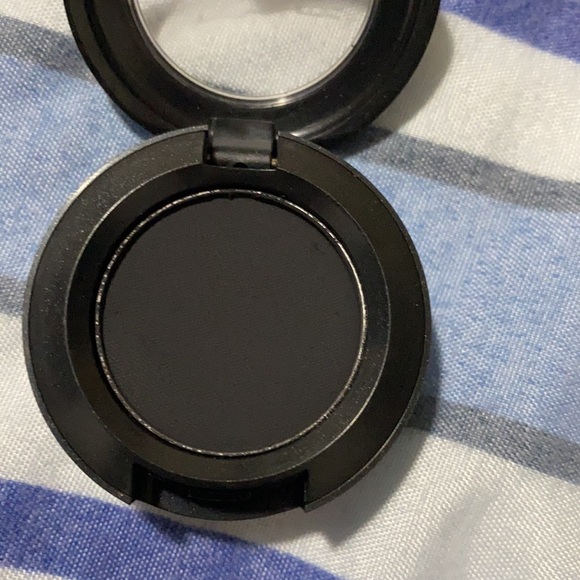 Mac eyeshadow in carbon matte - Picture 2 of 3